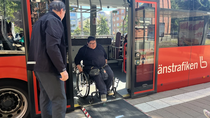 Rebeckas kamp varje bussresa: Måste tjata för att få åka med